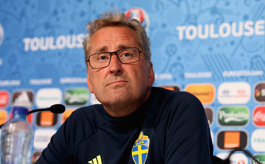 På denna handout-bild från UEFA ser vi Sveriges