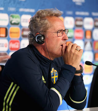 På denna handout-bild från UEFA ser vi Sveriges