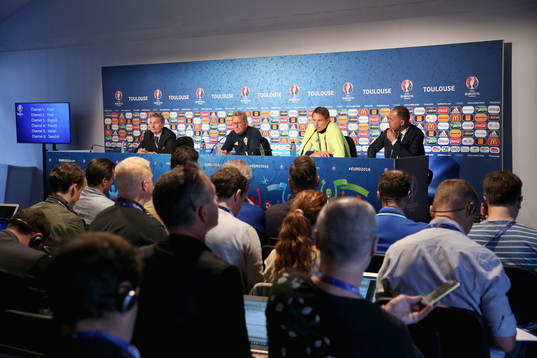 På denna handout-bild från UEFA ser vi Sveriges
