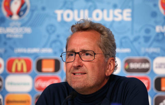 På denna handout-bild från UEFA ser vi Sveriges