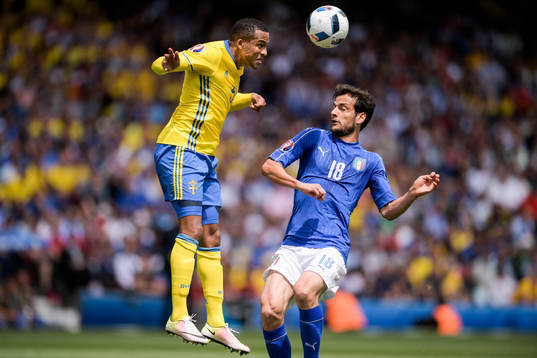 Sveriges Martin Olsson och Italiens Marco Parolo i