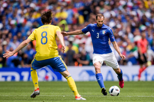 Italiens Giorgio Chiellini och Sveriges Albin Ekdal i