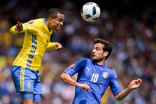 Sveriges Martin Olsson och Italiens Marco Parolo  i