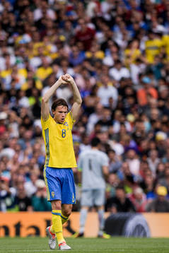 Sveriges Albin Ekdal har tappat andan i fotbollsmatchen