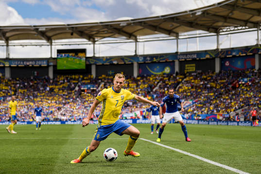 Sveriges Sebastian Larsson i fotbollsmatchen mellan Italien