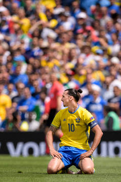 Sveriges Zlatan Ibrahimovic deppar i fotbollsmatchen mellan