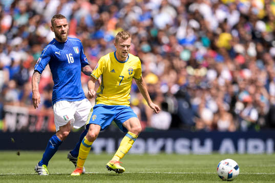 Italiens Daniele De Rossi och Sveriges Sebastian Larsson i