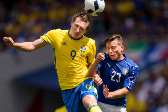 Sveriges Kim Källström i nickduell med Italiens Emanuele