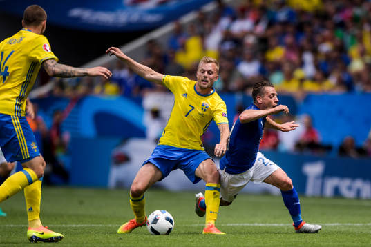 Sveriges Sebastian Larsson och Italiens Emanuele