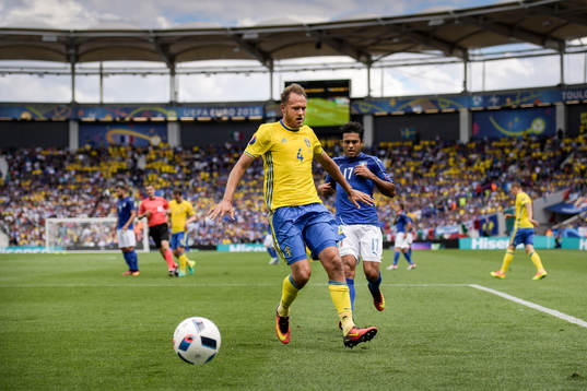 Sveriges Andreas Granqvist och Italiens Eder i