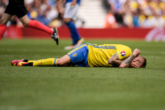 Sveriges John Guidetti har ont i fotbollsmatchen mellan