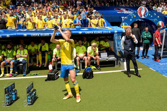 Sveriges Sebastian Larsson sprutar vatten i ansiktet