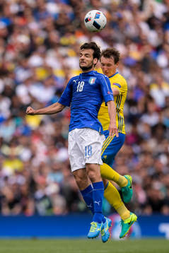 Italiens Marco Parolo och Sveriges Kim Källström i