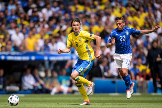 Sveriges Albin Ekdal och Italiens Emanuele Giaccherini i