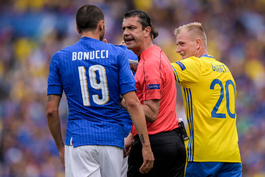 Domare Viktor Kassai i samtal med Italiens Leonardo Bonucci