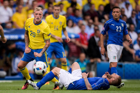 Sveriges John Guidetti och Italiens Daniele De Rossi i