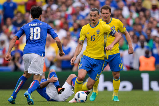 Sveriges Zlatan Ibrahimovic utmanar Italiens Marco Parolo i