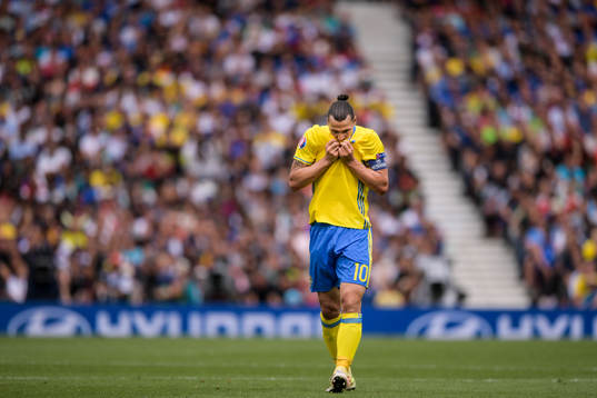 Sveriges Zlatan Ibrahimovic deppar i fotbollsmatchen mellan