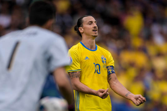 Sveriges Zlatan Ibrahimovic deppar i fotbollsmatchen mellan