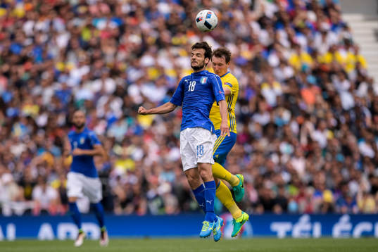 Italiens Marco Parolo och Sveriges Kim Källström i
