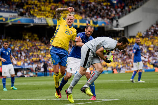 Sveriges John Guidetti mot Italiens Giorgio Chiellini och