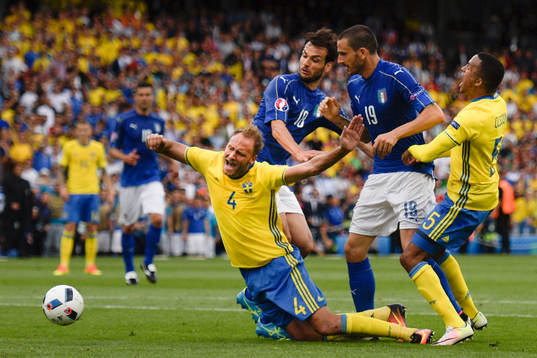 Sveriges Andreas Granqvist rivs ner i straffområdet i