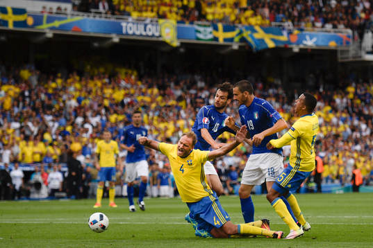 Sveriges Andreas Granqvist rivs ner i straffområdet i