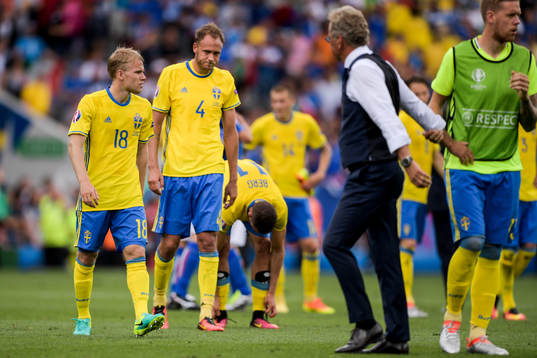 Sveriges Oscar Lewicki och Andreas Granqvist deppar