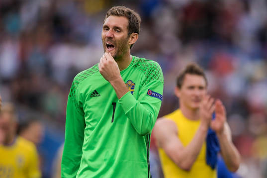Sveriges målvakt Andreas Isaksson deppar