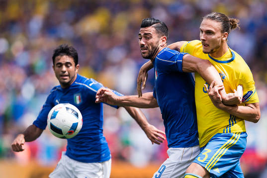 Sveriges Erik Johansson mot Italiens Eder (tv) och Graziano