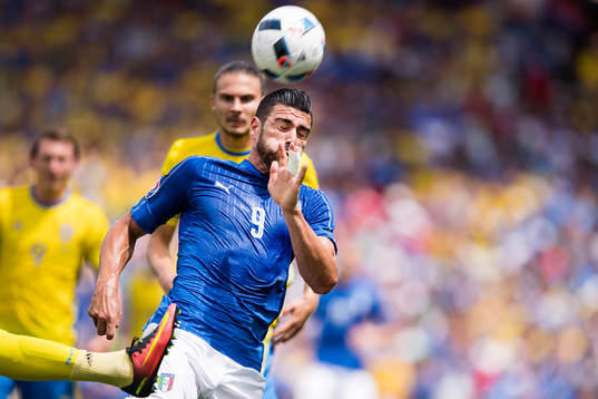 Italiens Graziano Pelle reagerar på en boll framför