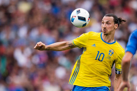 Sveriges Zlatan Ibrahimovic  i fotbollsmatchen mellan