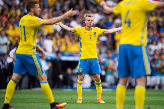 Sveriges Sebastian Larsson slår ut med armarna i