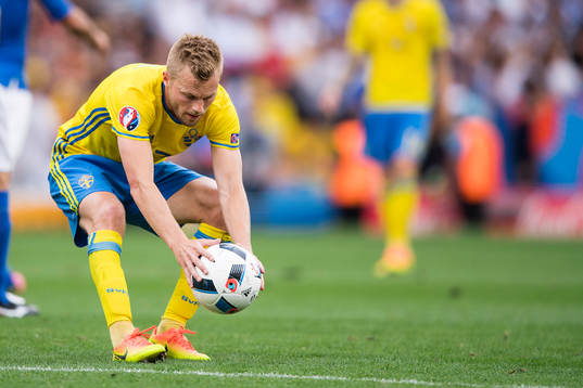 Sveriges Sebastian Larsson placerar ut bollen åt Italiens