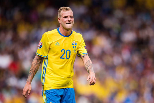 Sveriges John Guidetti  i fotbollsmatchen mellan Italien