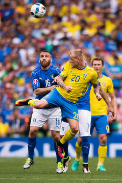 Sveriges John Guidetti och Italiens Daniele De Rossi  i