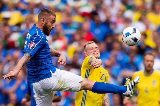 Sveriges John Guidetti och Italiens Daniele De Rossi  i