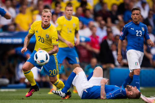 Sveriges John Guidetti och Italiens Leonardo Bonucci  i