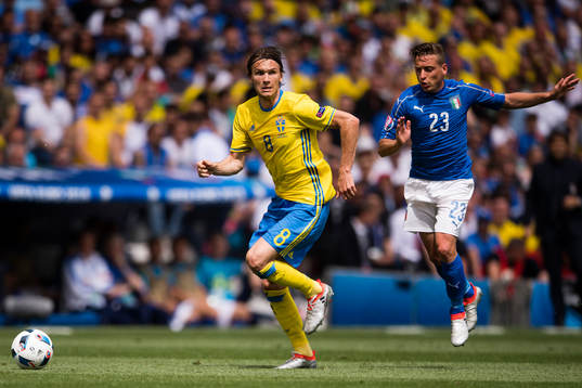 Sveriges Albin Ekdal och Italiens Emanuele Giaccherini  i