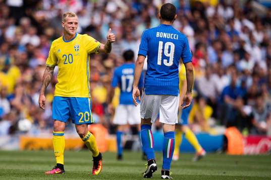 Sveriges John Guidetti gör tummen upp i fotbollsmatchen