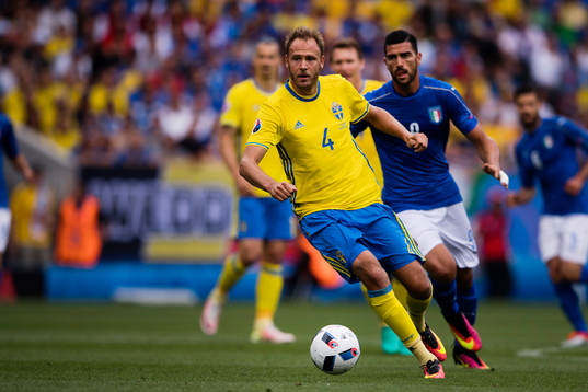 Sveriges Andreas Granqvist och Italiens Graziano Pelle  i