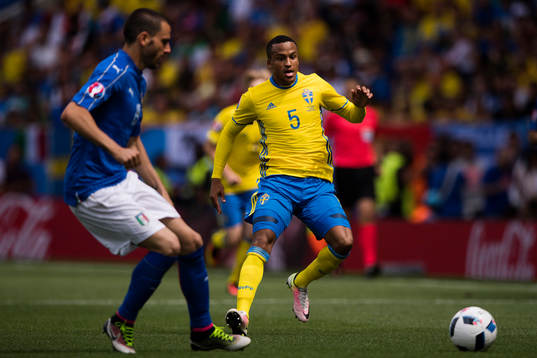 Italiens Leonardo Bonucci och Sveriges Martin Olsson  i