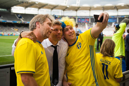 Sveriges players manager Marcus Allbäck tar en bild med