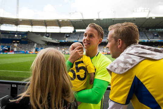 Sveriges Patrik Carlgren med sin familj
