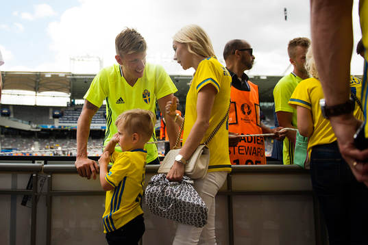 Sveriges Pontus Wernbloom med sin familj