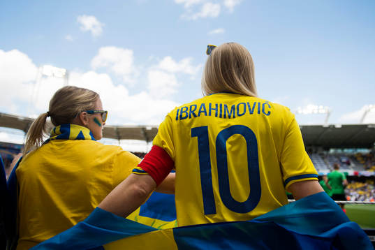 En supporter har på sig en tröja med Zlatan Ibrahimovic