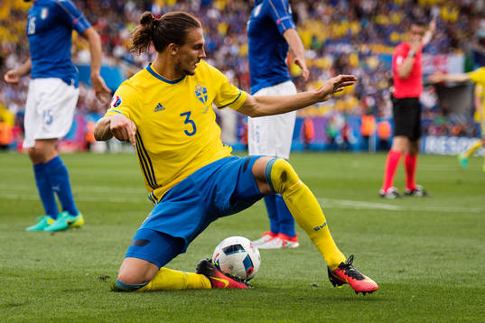 Sveriges Erik Johansson   i fotbollsmatchen mellan Italien