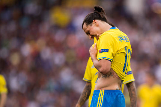 Sveriges Zlatan Ibrahimovic deppar i fotbollsmatchen mellan