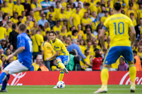 Sveriges Albin Ekdal slår en passning mot Zlatan