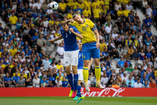 Italiens Giorgio Chiellini och Sveriges Zlatan Ibrahimovic